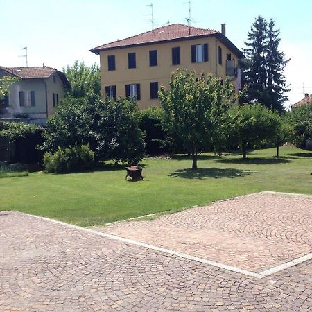 Bella Vita Guesthouse -Parcheggio Privato Interno Арона Екстер'єр фото