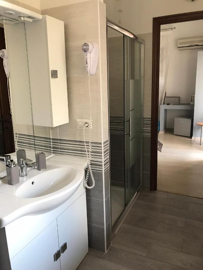 Bella Vita Guesthouse -Parcheggio Privato Interno Арона Екстер'єр фото