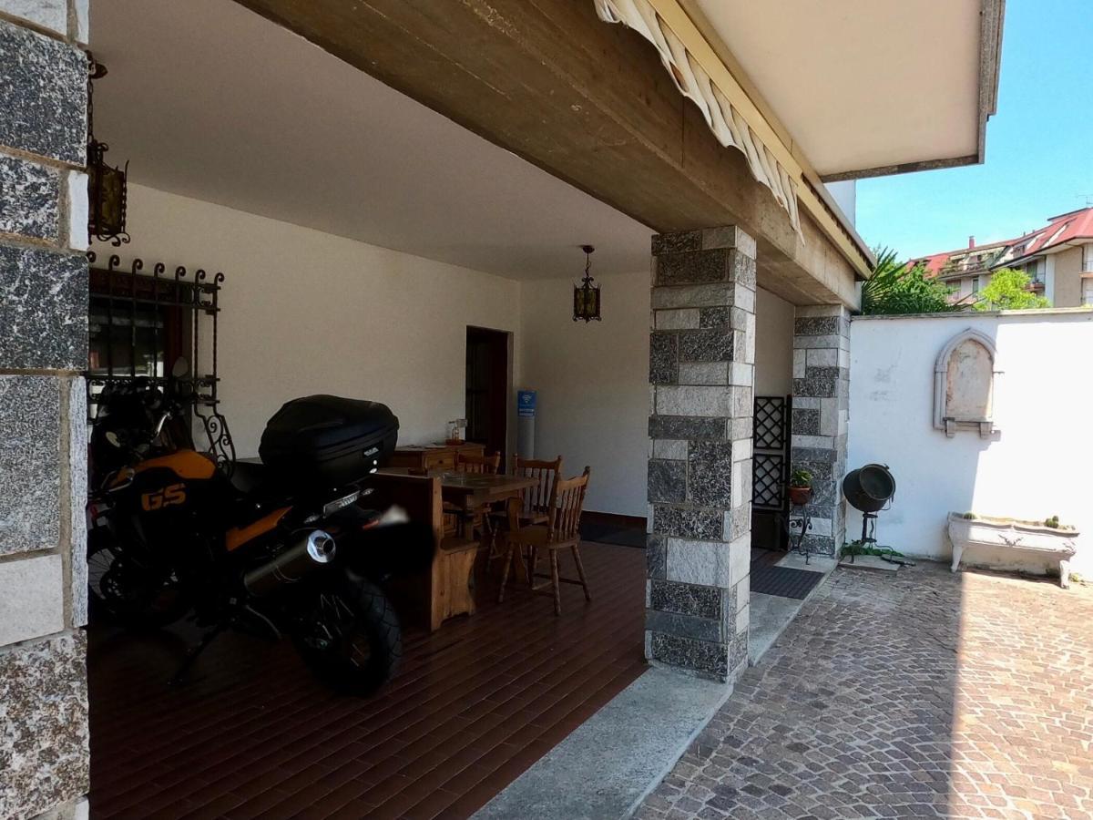 Bella Vita Guesthouse -Parcheggio Privato Interno Арона Екстер'єр фото