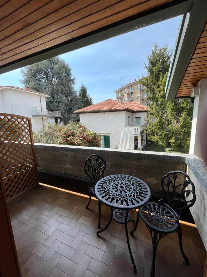 Bella Vita Guesthouse -Parcheggio Privato Interno Арона Екстер'єр фото
