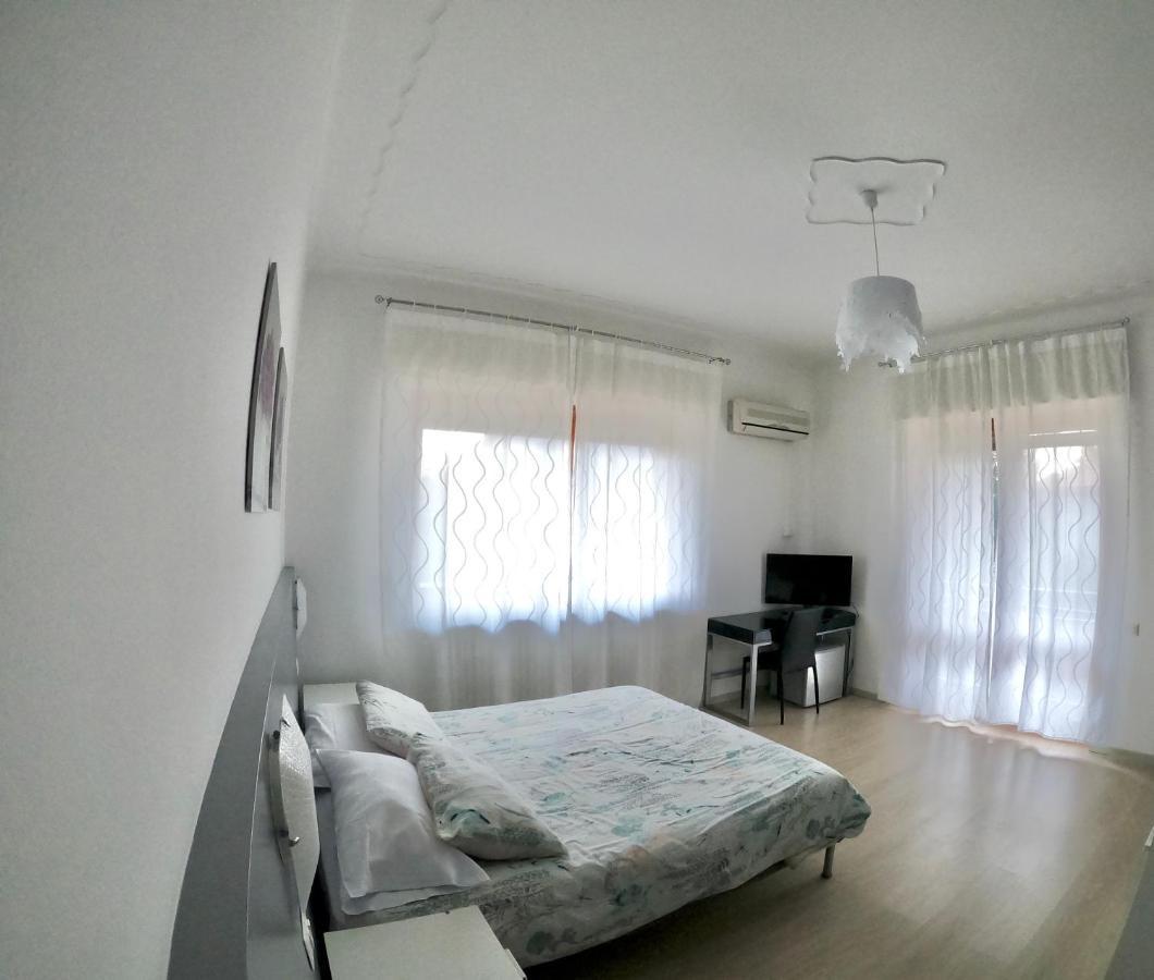 Bella Vita Guesthouse -Parcheggio Privato Interno Арона Екстер'єр фото