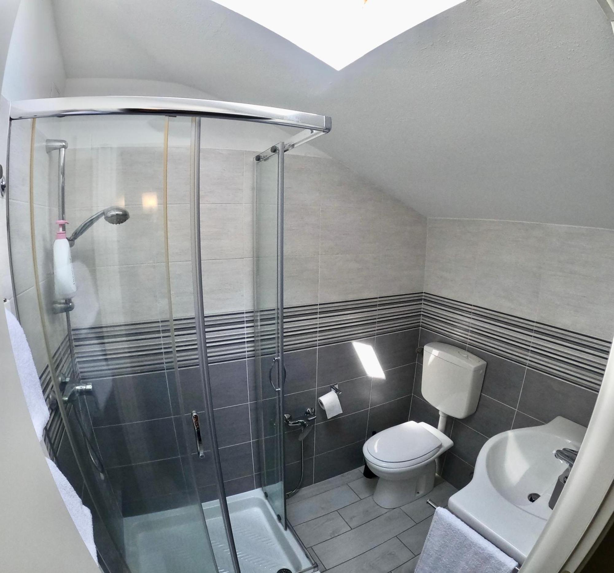 Bella Vita Guesthouse -Parcheggio Privato Interno Арона Екстер'єр фото