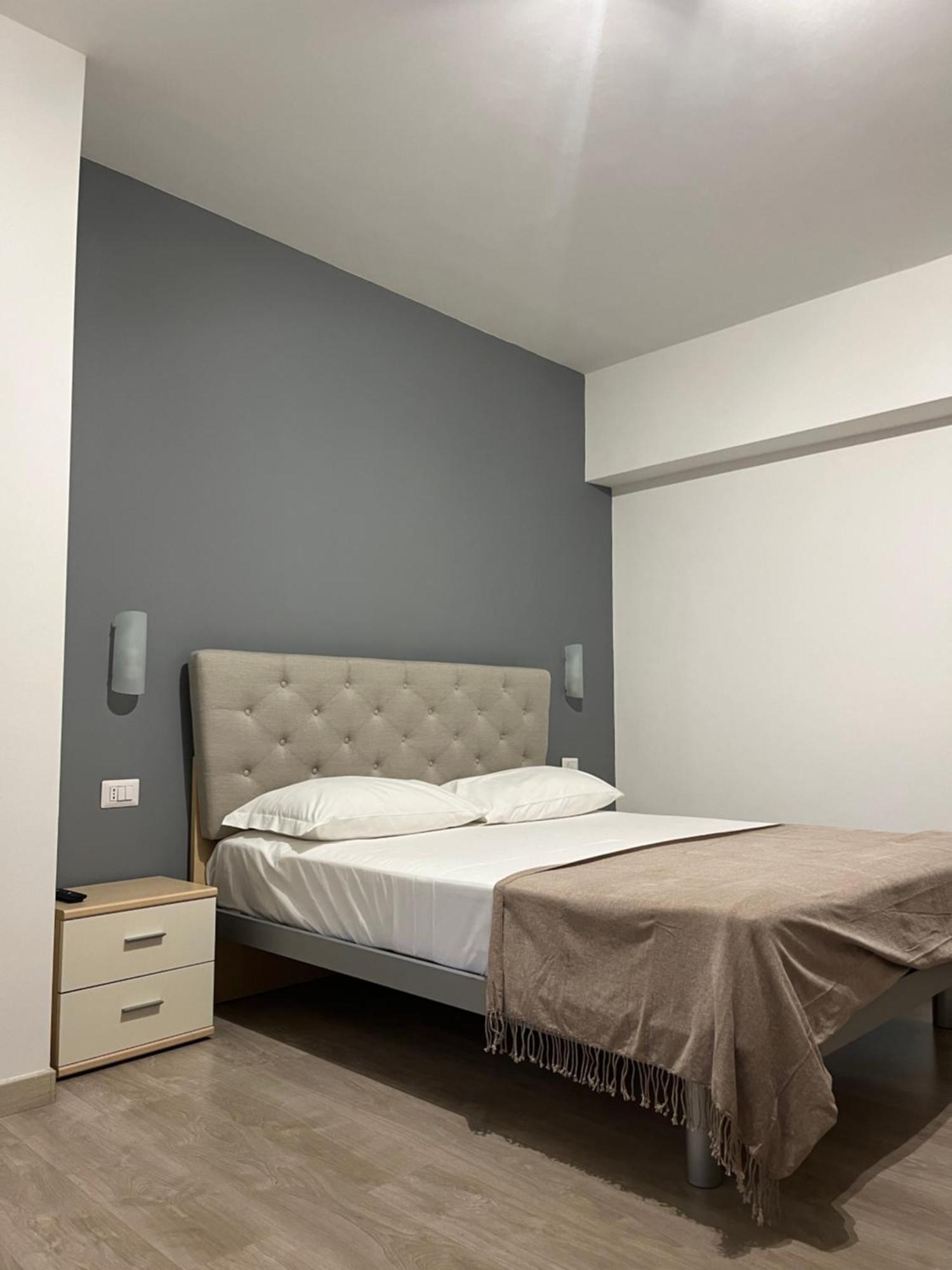 Bella Vita Guesthouse -Parcheggio Privato Interno Арона Екстер'єр фото