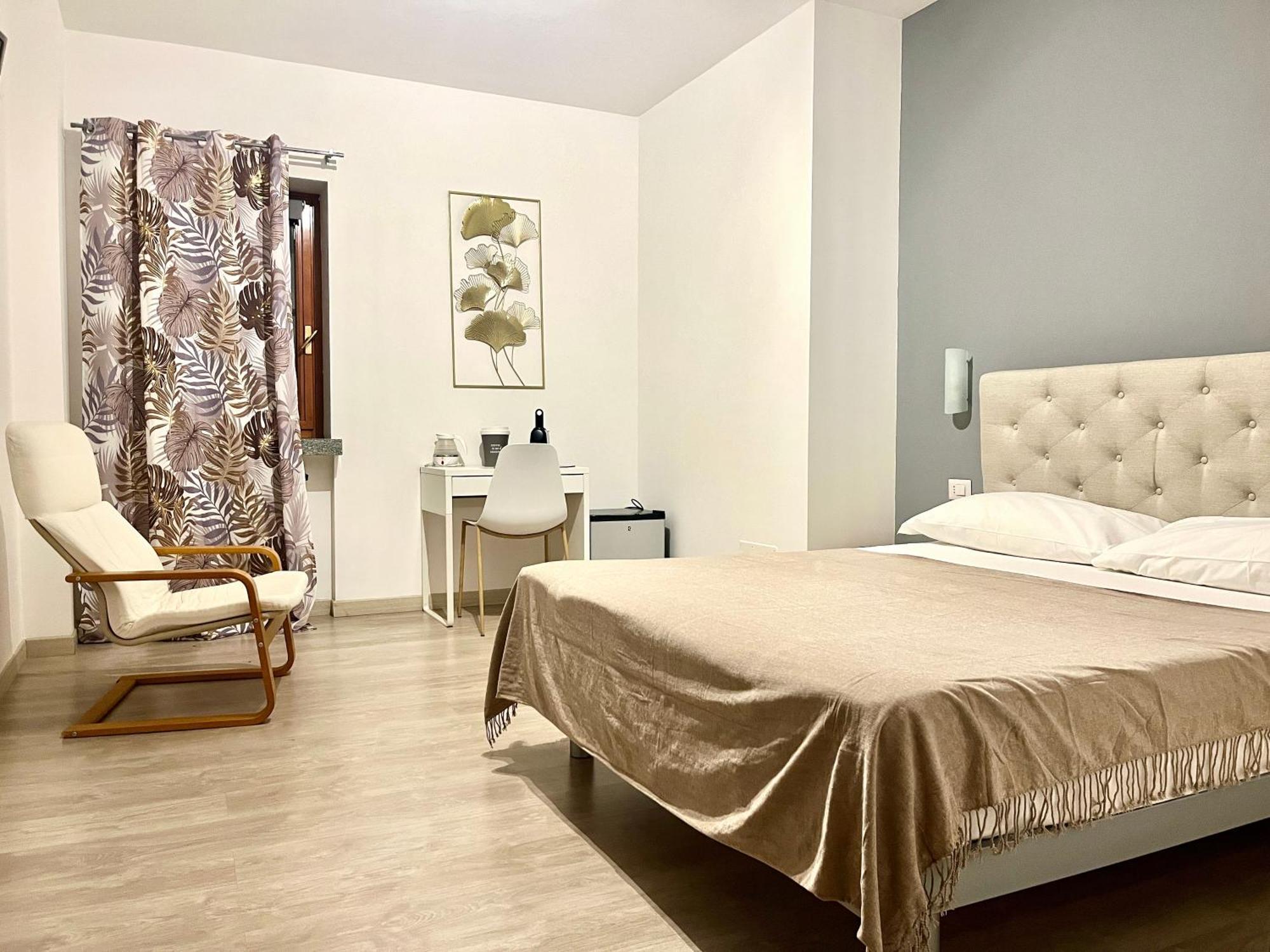Bella Vita Guesthouse -Parcheggio Privato Interno Арона Екстер'єр фото