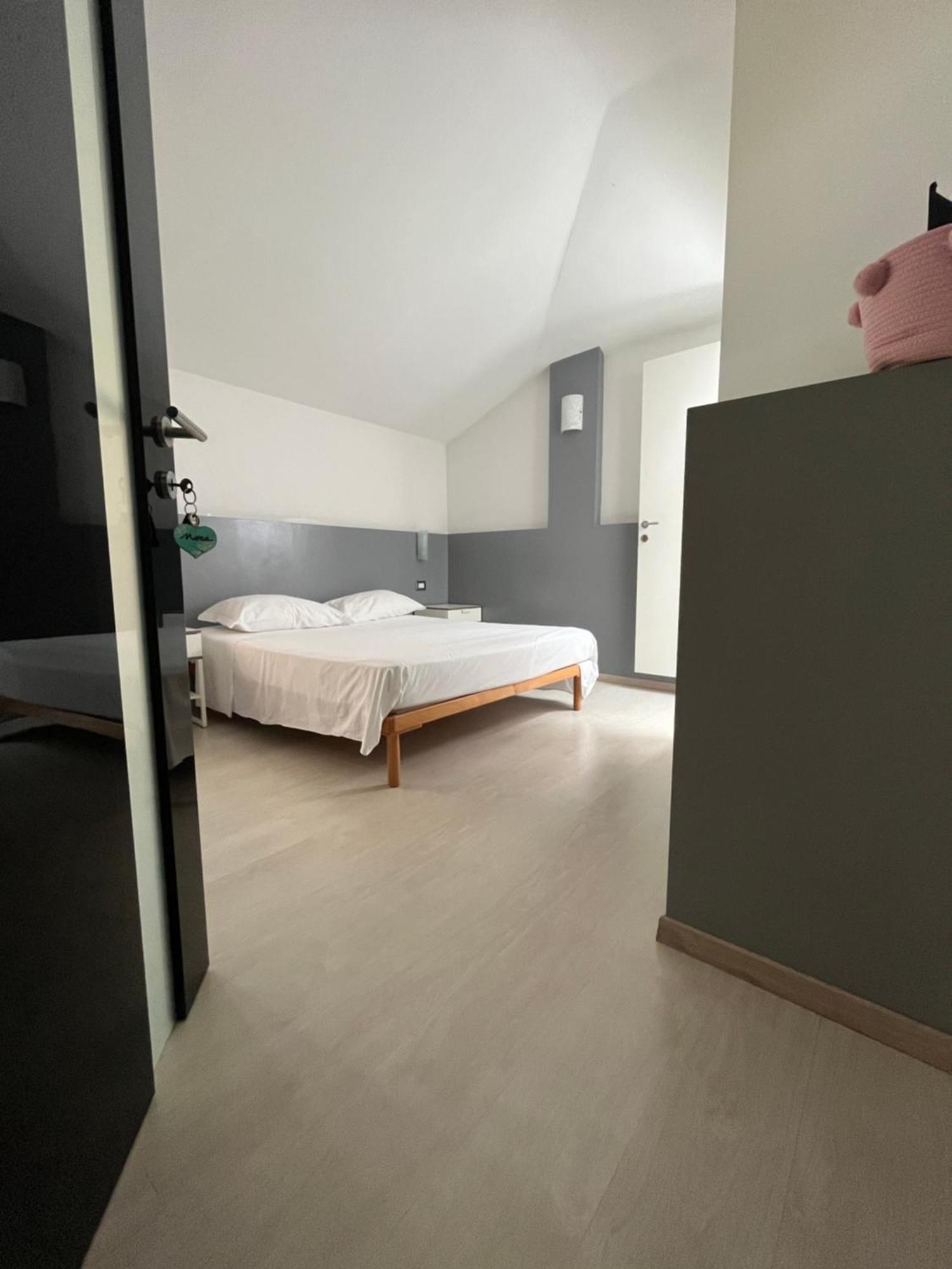 Bella Vita Guesthouse -Parcheggio Privato Interno Арона Екстер'єр фото