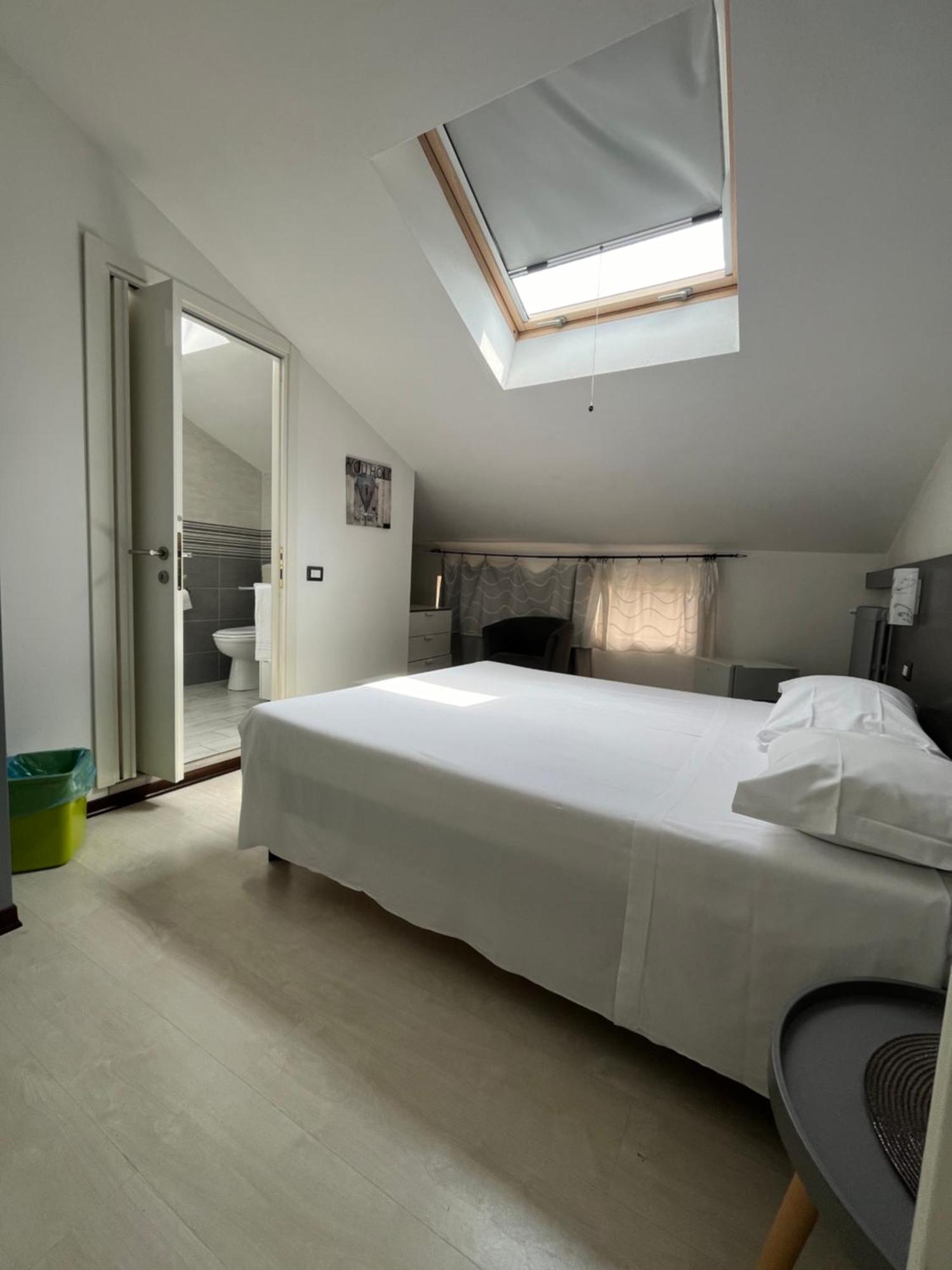 Bella Vita Guesthouse -Parcheggio Privato Interno Арона Екстер'єр фото