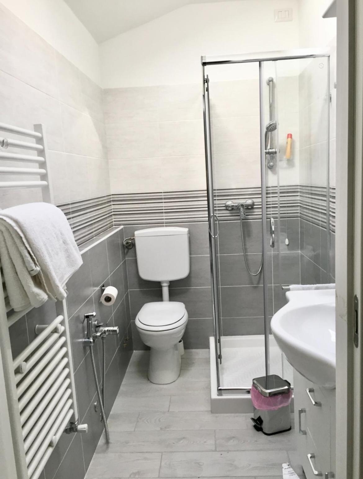 Bella Vita Guesthouse -Parcheggio Privato Interno Арона Екстер'єр фото
