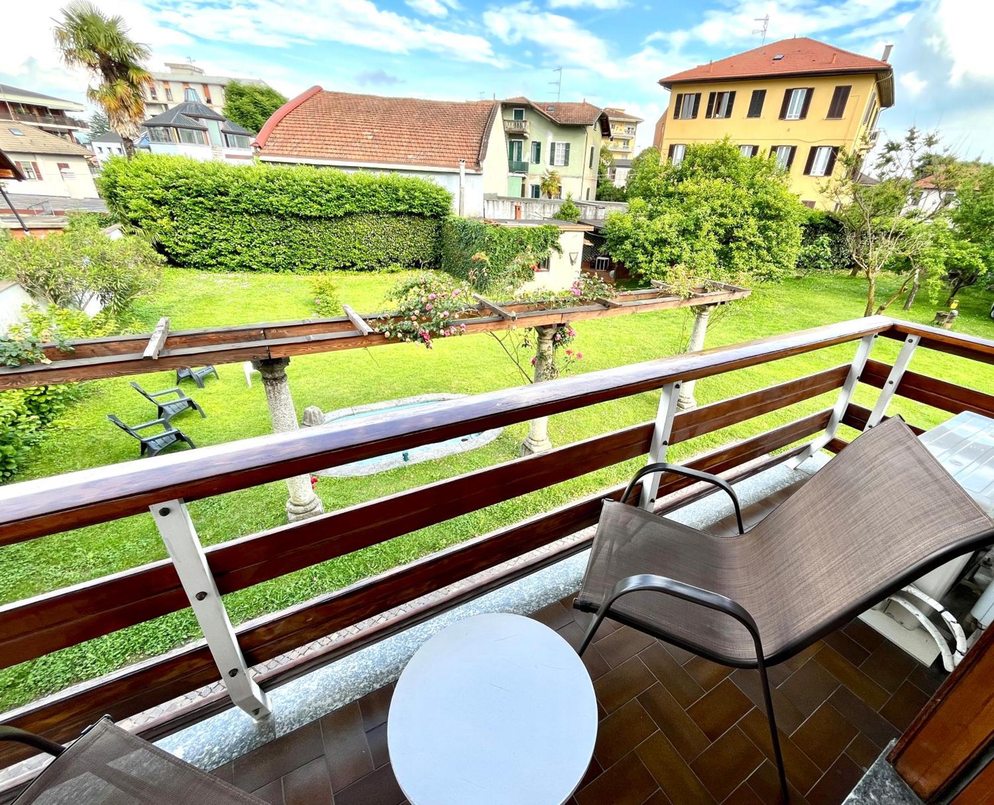 Bella Vita Guesthouse -Parcheggio Privato Interno Арона Екстер'єр фото