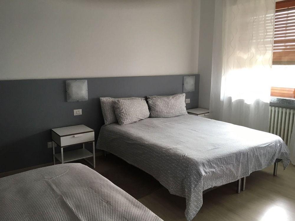 Bella Vita Guesthouse -Parcheggio Privato Interno Арона Екстер'єр фото