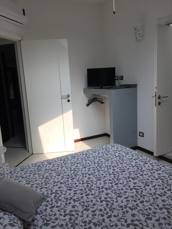 Bella Vita Guesthouse -Parcheggio Privato Interno Арона Екстер'єр фото