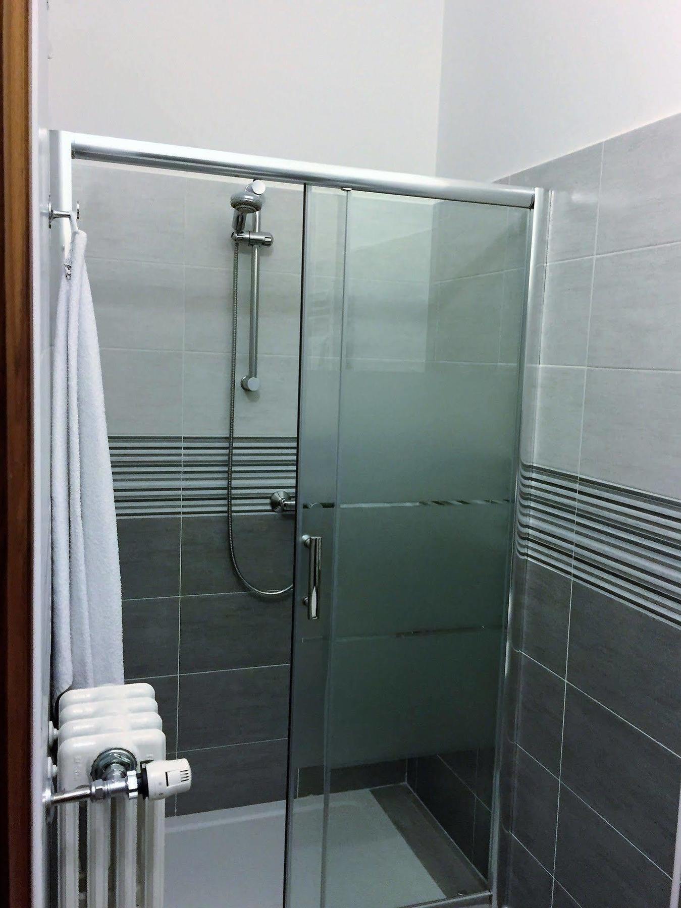 Bella Vita Guesthouse -Parcheggio Privato Interno Арона Екстер'єр фото