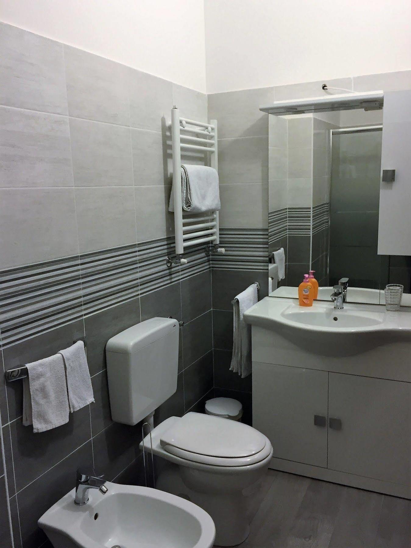 Bella Vita Guesthouse -Parcheggio Privato Interno Арона Екстер'єр фото
