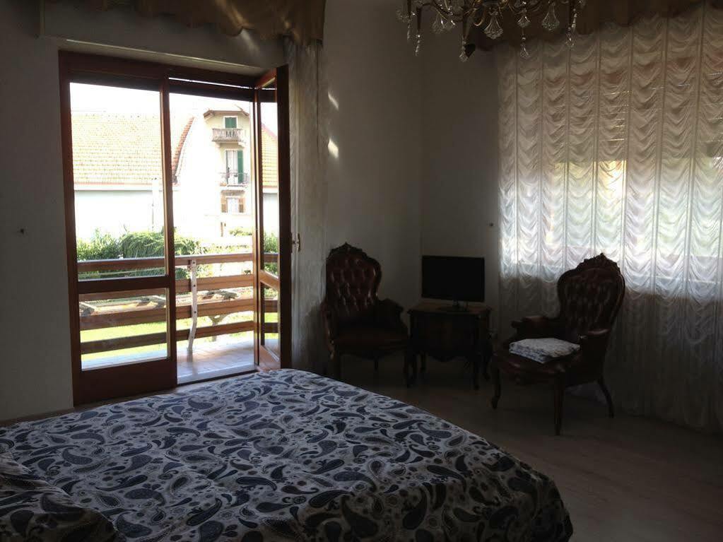 Bella Vita Guesthouse -Parcheggio Privato Interno Арона Екстер'єр фото
